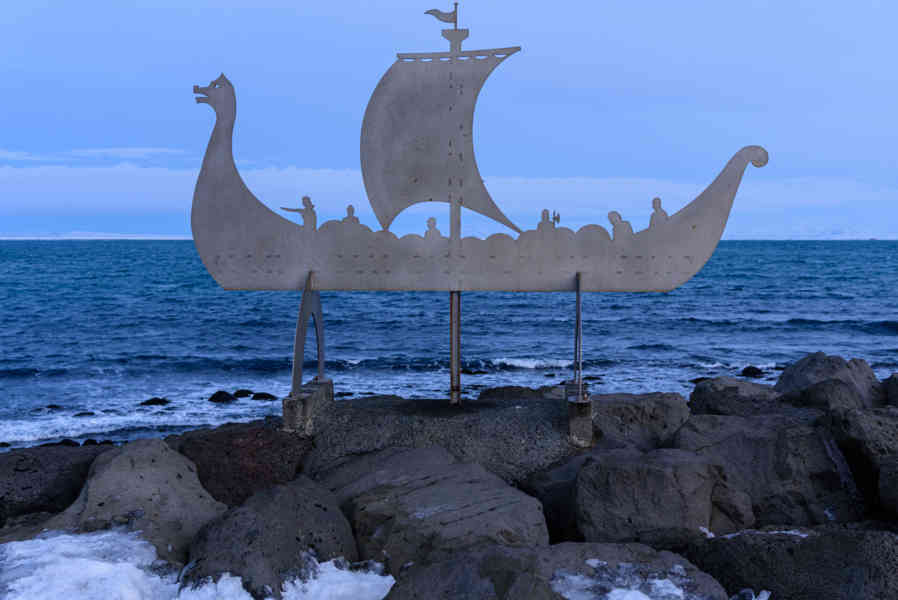 Islandia 160 - Porlákshöfn - escultura Las LLegadas de Audur.jpg